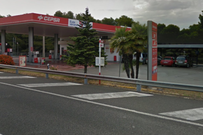 La parada está situada justo delante de la gasolinera Jaume I, en sentido Barcelona.