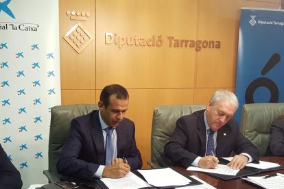 Los encargados de firmar el convenio han sido el presidente de la Diputación de Tarragona, Josep Poblet, y el director territorial de CaixaBank en Cataluña, Jaume Masana.