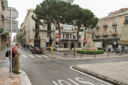 Se reparará el busto de Bartrina de la plaza Catalunya, que variará el tráfico en septiembre