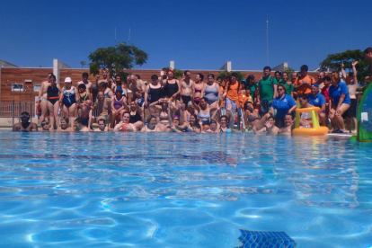 Fotografía de grupo de los participantes a la sesión acuática.