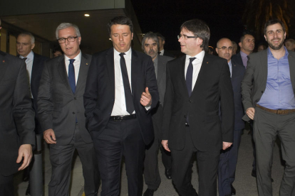 Moment de la visita de Matteo Renzi al Joan XXIII, acompanyat per l'alcalde Josep Fèlix Ballesteros, el president de la Generalitat, Carles Puigdemont, i el conseller d'Afers Exteriors, Raül Romeva.
