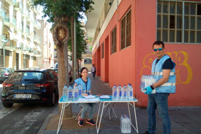 Imagen del punto de reparto de botellas de agua por los vecinos.