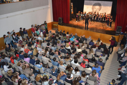 El auditorio del Centro Cívico de Torreforta se ha llenado hasta los topes para asistir al homenaje de la escritora tarraconense.