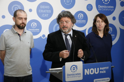 El líder de Demòcrates de Catalunya, Antoni Castellà, amb Gerard Ardanuy i Concepció Lailla, a una roda de premsa de la formació.