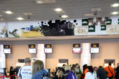 Una imatge d'arxiu de passatgers fent cua a l'Aeroport de Reus.