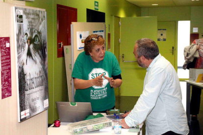 Una representant de la PAH Terres de l'Ebre explicant les propostes a un dels professors de la URV. Imatge del 4 de maig de 2017