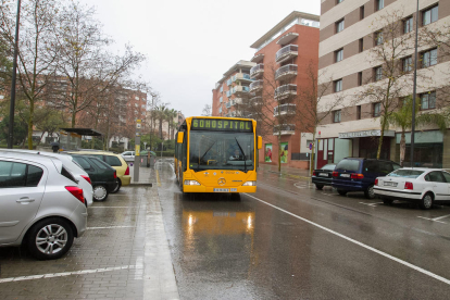 Un autobús de la línia 60, que ha ampliat l'horari en els dies laborables des del passat gener.