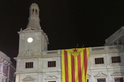 L'estelada es va penjar a l'edifici consistorial el passat divendres en la concentració de suport a l'alcaldessa de Berga, Montserrat Venturós.