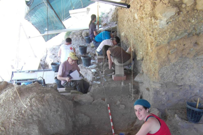 En primer término, Anna Rufà durante una excavación en el Molí del Salt.