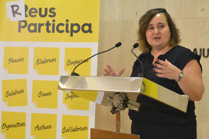 Montserrat Flores, concejala de Participación, Ciudadanía y Transparencia, durante la presentación del proceso de redacción del reglamento.