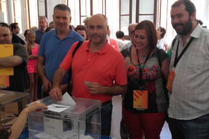 Jordi Salvador, candidat d'ERC al Congrés, votant, acompanyat dels seus companys de partit.