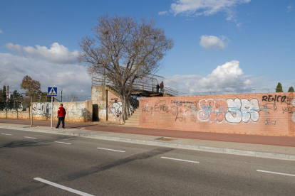 Mas Iglesias es fixa dotar el barri amb un gran graffiti cultural