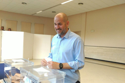 Jordi Roca, candidat del PP al Congrés, votant a un col·legi electoral del Catllar.