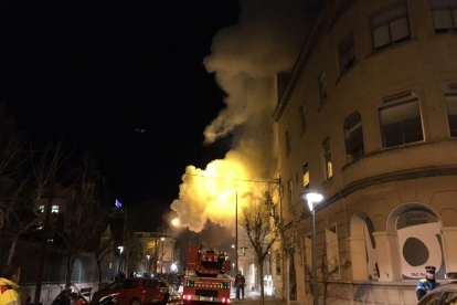 El fuego ha tenido ha tenido lugar en un edificio delante de la Escola Maria Cortina.
