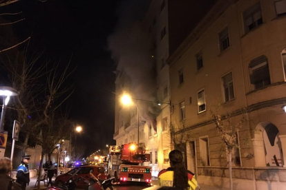 El fuego ha tenido ha tenido lugar en un edificio de delante de la Escola Maria Cortina.