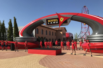 Imatge de l'inici de l'espectacle d'inauguració de FerrariLand, aquest dijous al matí.