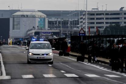 23 morts en diverses explosions a l'aeroport i al metro de Brussel·les