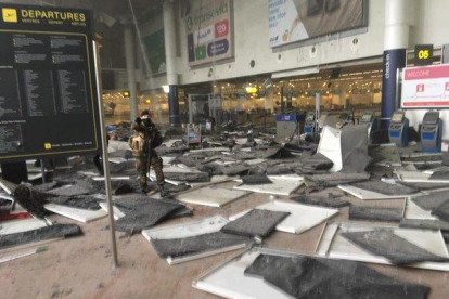 Desenes de morts i nombrosos ferits en una doble explosió a l'aeroport de Brussel·les