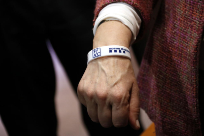 Una pulsera con código QR para las personas con Alzheimer, con los logotipos de la FAFAC y los Mossos d'Esquadra.