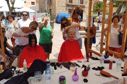 Dues de les assistents que van decidir tallar-se els cabells per participar a l'activitat solidària.