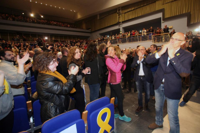 Raül Romeva saludando al público que se reunió ayer por la noche en el Centro Cultural de Valls en su primer acto de campaña.