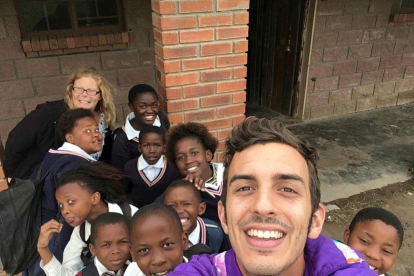 Gerard ha enseñado a leer en inglés a los alumnos de una escuela de primaria de Ngcizele.