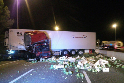 La càrrega que duien els camions, fruita i verdura, ha quedat escampada per la carretera.