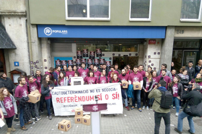 Los jóvenes de Cerca que intentaron entrar a la sede del PP en Barcelona.