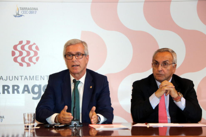 Pla mig de l'alcalde de Tarragona, Josep Fèlix Ballesteros, i el president del COE, Alejandro Blanco, durant una roda de premsa aquest 7 de novembre de 2016