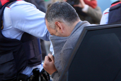 Pla curt del detingut per envestir mortalment una ciclista a l'Alt Camp en el moment en què els Mossos el portaven als Jutjats de Valls. Imatge del 13 de desembre del 2016
