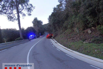 Imatge del vehicle bolcat per un menor que conduïa begut.