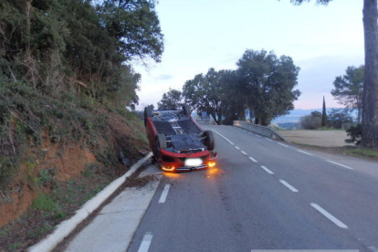 Imatge del vehicle bolcat per un menor que conduïa begut.