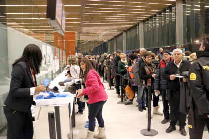 Zona del control de seguretat de l'aeroport de Lleida-Alguaire amb la cua de gent per anar a Brussel·les.