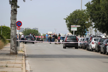 Imagen de la zona próxima al tanatorio de Gavà, donde ha habido dos policías locales heridos por arma de fuego.