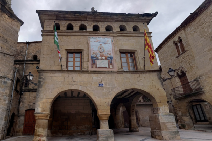 Fachada del consistorio, con la copia del dibujo original, donde hay una imagen de Fernando VII en el centro.