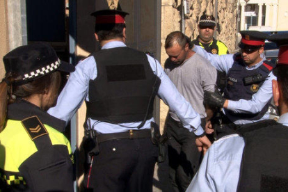 Entrada del detingut per la mort d'una prostituta de 47 anys a Valls, emmanillat, a cara descoberta i el cap acotxat, als jutjats de Valls el 26 d'abril de 2016.