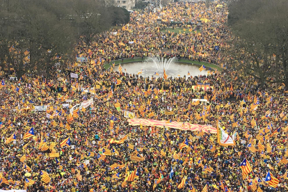 Manifestants llenan el Parque del Cincuentenario de Bruselas.
