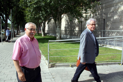 El exalcalde de Reus Lluís Miquel Pérez (izquierda), llegando a los juzgados acompañado de su abogado.
