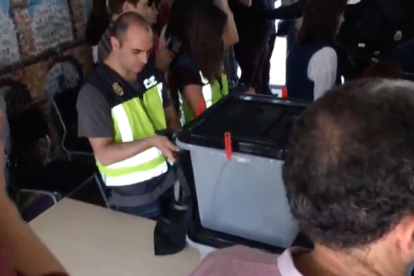 Agents de la Policia s'emporten les urnes a Sant Salvador.