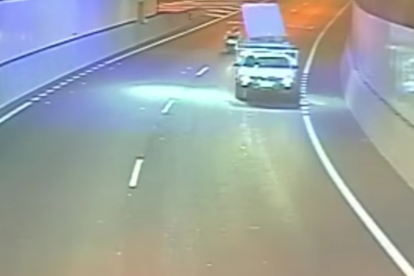 El motorista australià Aaron Wood circulava per un túnel de la ciutat de Brisbane, Austràlia.