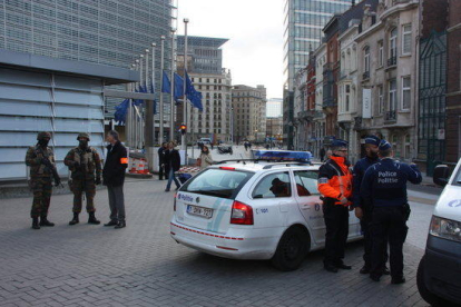 Agents i furgonetes de la policia federal belga custodien la seu de la Comissió Europea.