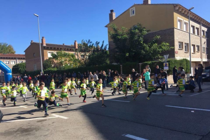 Els nens, durant la cursa, corren amb l'única intenció de gaudir al costat dels seus amics.