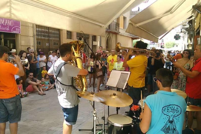 Instant del vermut musical celebrat al carrer Còs del Bou durant el Sant Magí de 2016.