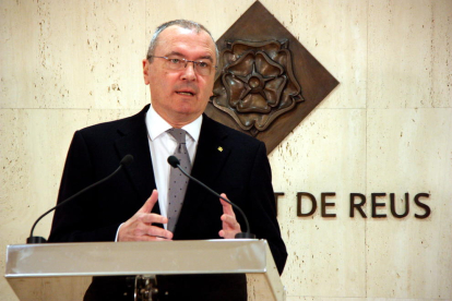 Plano medio del alcalde de Reus, Carles Pellicer, interviniendo en rueda de prensa el 29 de febrero del 2016.