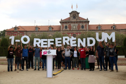 Miembros de la CUP levantando las letras de Referéndum ante el Parlamento.