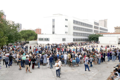 Imagen aérea de la enorme cola que se ha generado a las 9:30 horas en el instituto Antoni de Martí i Franquès de Tarragona