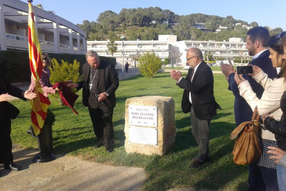 El arzobispo Jaume Pujol descubrió la placa con el nombre de plaza Ernesto Walrravens.