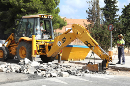 Imagen de los operarios desmontando el vado de hormigón ubicado en el barrio de Campclar, en una zona próxima a la Anilla Olímpica.