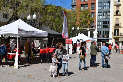 La plaza Verdaguer se ha llenado con stands informativos de la Cruz Roja.