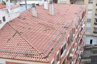 Preocupació entre els veïns de l'associació del Santuari per un sostre d'amiant